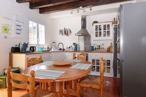 Wasserkocher mit Kaffee-/Teezubehör, Kühlschrank, Mikrowelle, Ofen