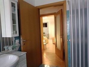 Bathroom - Apartment 'Bike Green House Mini' with Wi-Fi and Air Conditioning (Cona)