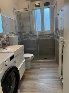 Shower, hair dryer, towels - Bike Green House Apartment – 2 Bedrooms, Wi-Fi & Air Conditioning (Cona)