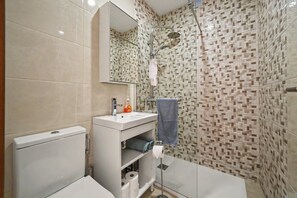 Douche, sèche-cheveux, serviettes fournies