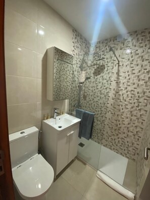 Shower, hair dryer, towels - Holiday Home 'A Casa Da Velha' with Private Terrace, Wi-Fi and Air Conditioning (Alvor)