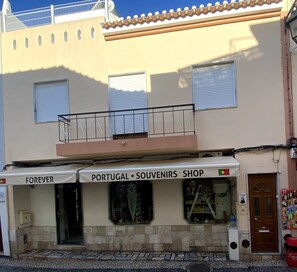 Exterior - Holiday Home 'A Casa Da Velha' with Private Terrace, Wi-Fi and Air Conditioning (Alvor)