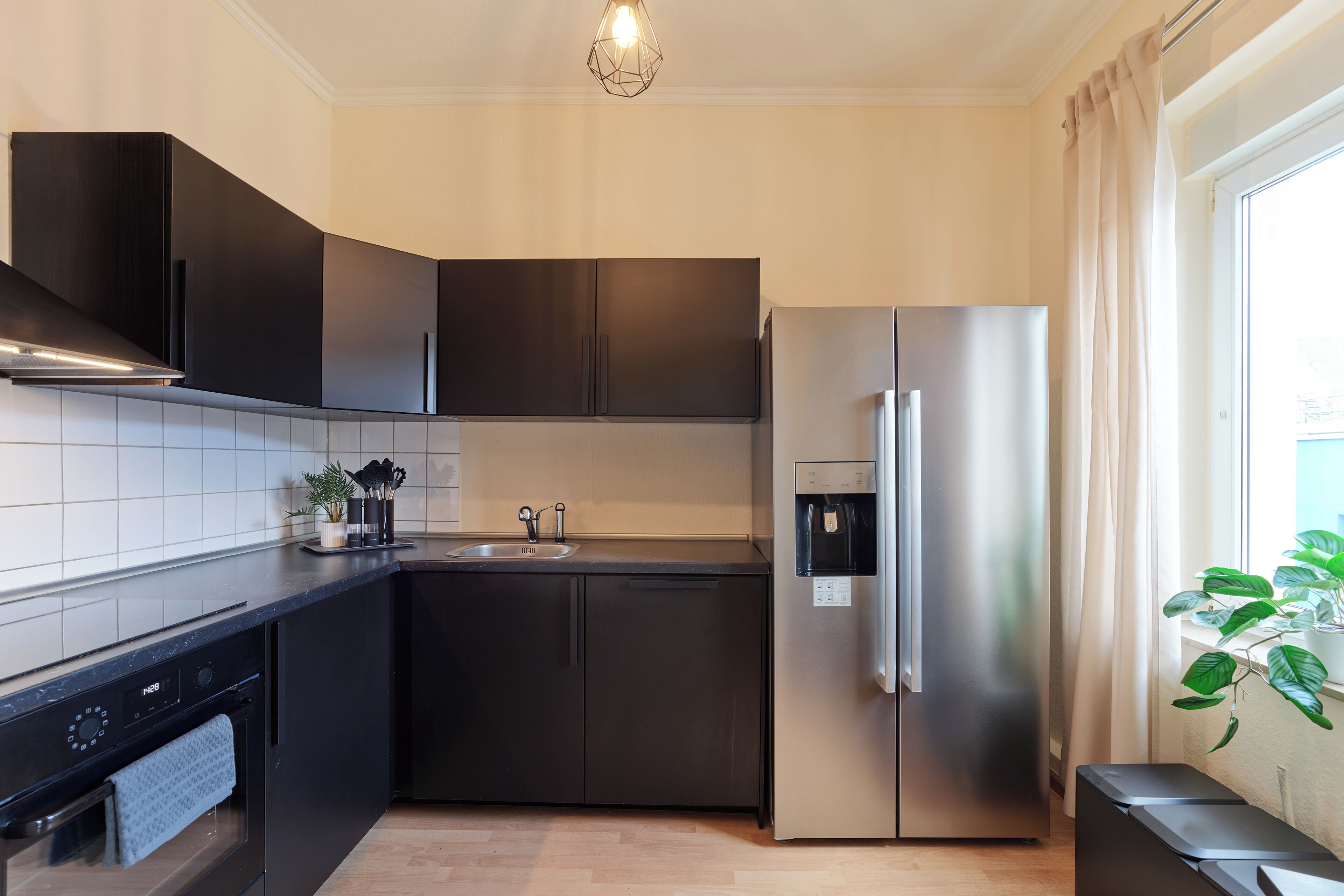 Een koffiezetapparaat/waterkoker, een koelkast, een magnetron, een oven