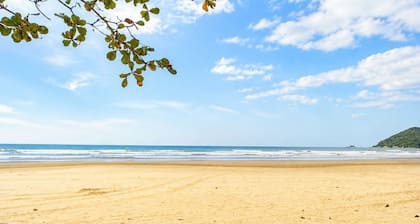 Apto com Piscina e Vaga a 750m da Praia da Enseada