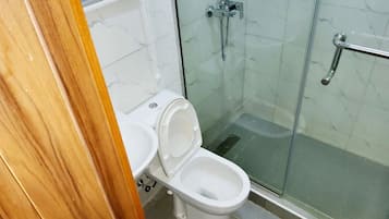 Deluxe Apartment, Balcony, City View | Bathroom | Towels, soap, shampoo, toilet paper