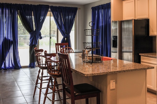 Mackenzie - 5BR House