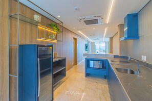 Eine moderne Küche mit integriertem Kühlschrank, einer Spüle und einer Arbeitsplatte.