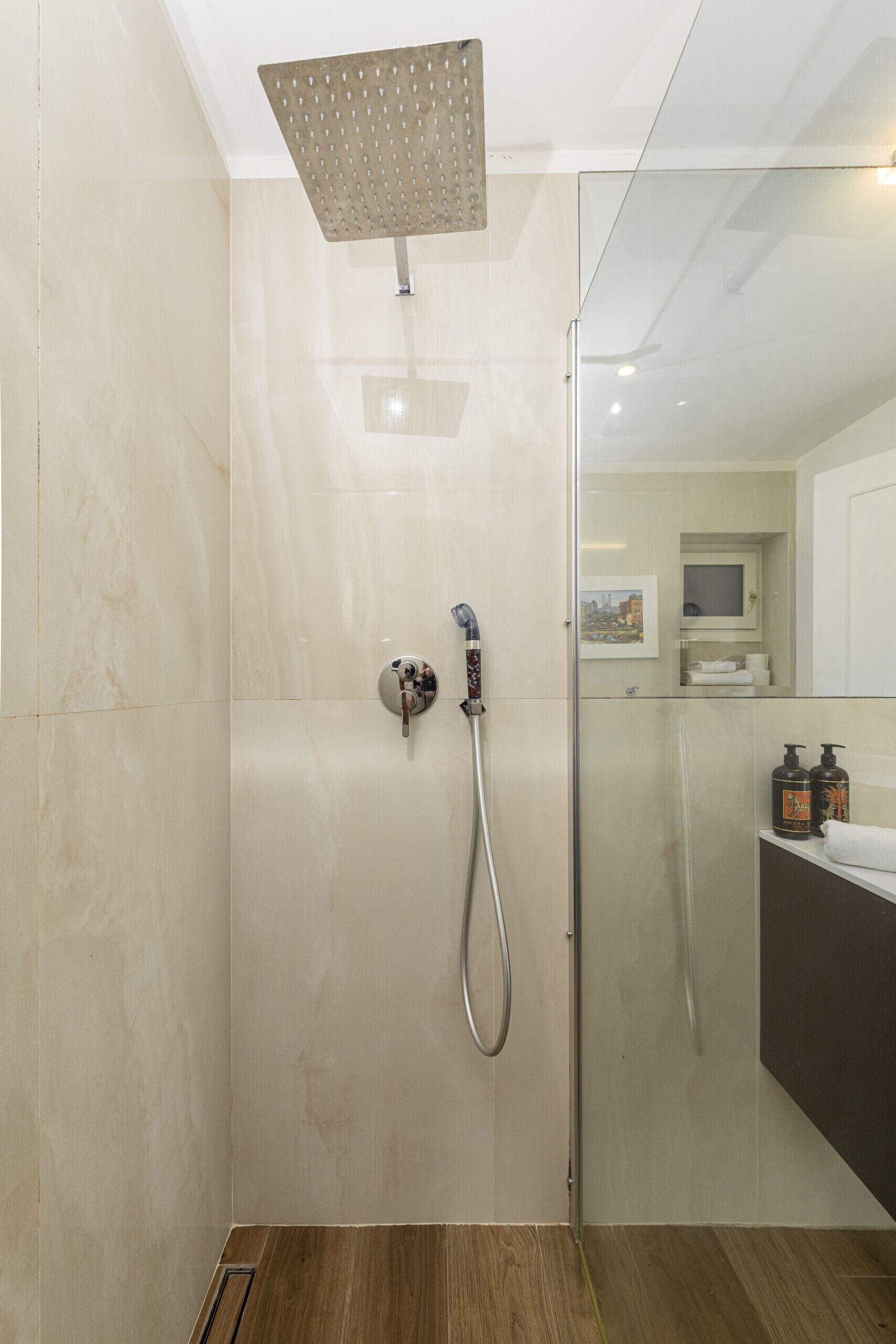Dusche, Haartrockner, Bidet, Handtücher