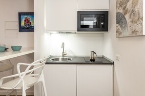 Cafetière-théière, réfrigérateur, four à micro-ondes