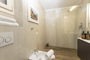 Dusche, Haartrockner, Bidet, Handtücher