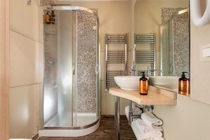 Shower, hair dryer, towels, soap - San Francesco Ripa 2 - Fornarina Oasis Cottage (Rome)