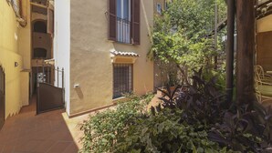 Unclassified image, 3 of 38, button - San Francesco Ripa 2 - Fornarina Oasis Cottage (Rome)
