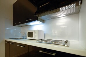 Coffee/tea maker, fridge, microwave, dishwasher - San Francesco Ripa 3 - Trilussa 3BR Group & Family Home (Rome)