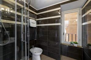 Dutxa, assecador de cabells, bidet i tovalloles 