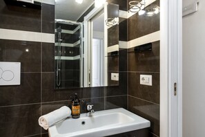 Dusche, Haartrockner, Bidet, Handtücher