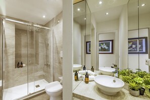 Doccia, asciugacapelli, bidet, asciugamani