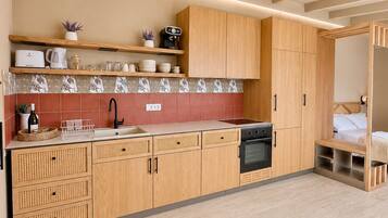 Coffee/tea maker, fridge, oven, stovetop