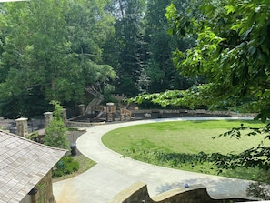 Ein Park mit einem gewundenen Pfad, einer Rasenfläche und einem Spielplatz.