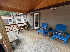 Outdoor dining - Brantingham Lake cabin with waterfront access (Greig)