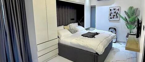 Appartement Standard, balcon, vue sur la ville | Coffre-fort pour ordinateur portable, bureau
