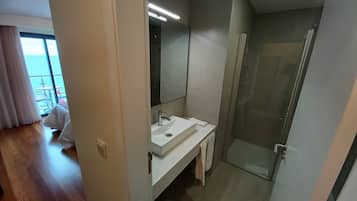 Superior Double or Twin Room, Balcony, Sea View | Bathroom
