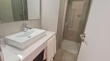 Superior Double or Twin Room, Balcony, Sea View | Bathroom