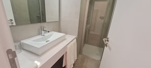 Superior-Doppel- oder -Zweibettzimmer, Balkon, Meerblick | Badezimmer