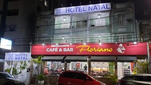 A building with a sign for 'Hotel Natal' and a 'Café & Bar' named 'Floriano' below it. - Hotel Natal de Santos  (Santos)