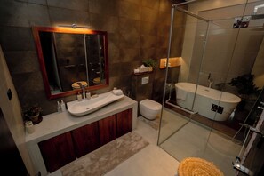 Luxury-Doppelzimmer, Gartenblick | Badezimmer