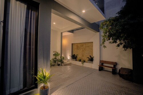 LADY LAVINIA GUEST HOUSE