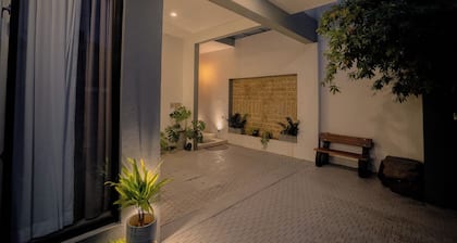 LADY LAVINIA GUEST HOUSE