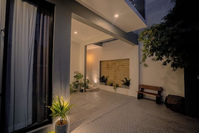 LADY LAVINIA GUEST HOUSE
