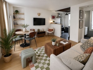 Ein modernes Wohnzimmer mit einer Couch, einem Couchtisch und einem Essbereich.
