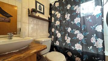 Family House, Garden View | Bathroom