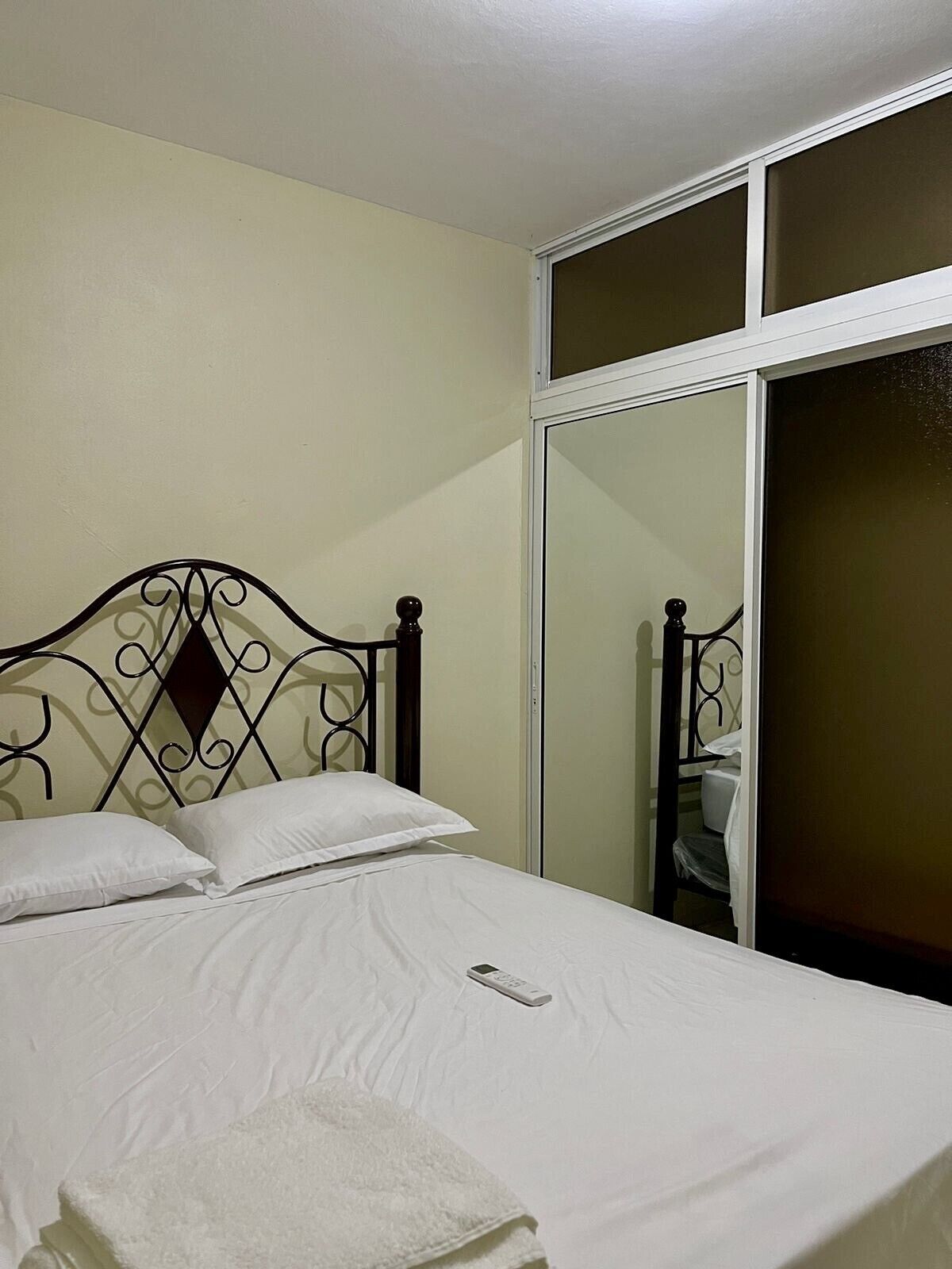 3 bedrooms, iron/ironing board, internet, bed sheets