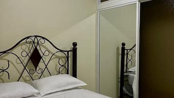 3 bedrooms, iron/ironing board, internet, bed sheets