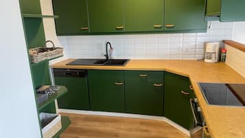 Cafetera/tetera, refrigerador, microondas, horno