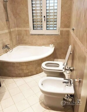 Bathroom - Vrbo Property (Napoli)