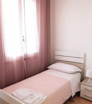 WiFi, bed sheets - Casa Rosa I: Panoramic balcony, 2 bedrooms, and the subway just 10 minutes away (Napoli)