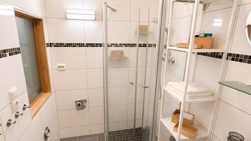 Een douche, een haardroger, handdoeken