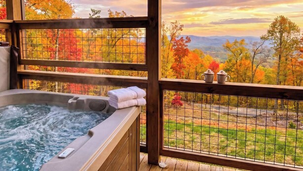 Een hottub met uitzicht op herfstkleurige bomen en bergen.