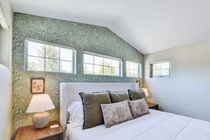 A bedroom with a large bed, two bedside tables, and three windows. - Brand New Cozy Getaway - Mountain Views + Firepit (Buena Vista)