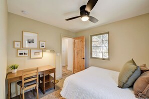 A bedroom with a bed, a desk, and a ceiling fan. - Brand New Cozy Getaway - Mountain Views + Firepit (Buena Vista)