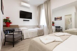 A hotel room with a bed, two bedside tables, a TV, a chair, and a window with curtains. - Suemy Rome Bed&Breakfast (Rome)