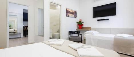 Triple Room | In-room safe, blackout drapes, soundproofing, WiFi (free)