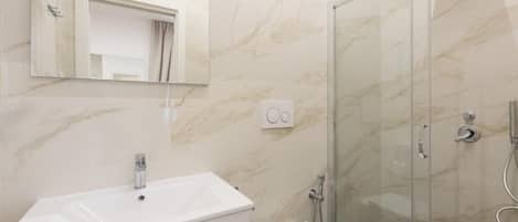 Chambre triple | Salle de bain | Douche, articles de toilette (gratuits), séchoir à cheveux