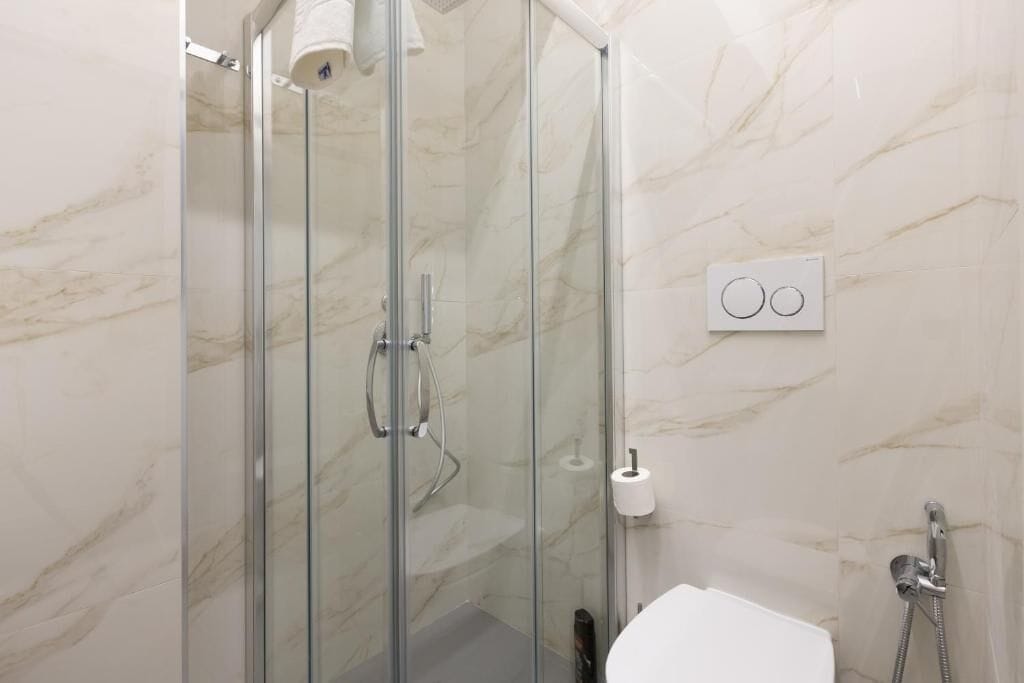 Camera doppia | Bagno | Doccia, set di cortesia gratuito, asciugacapelli, asciugamani