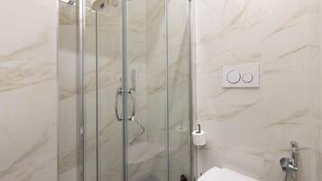 Camera doppia | Bagno | Doccia, set di cortesia gratuito, asciugacapelli, asciugamani