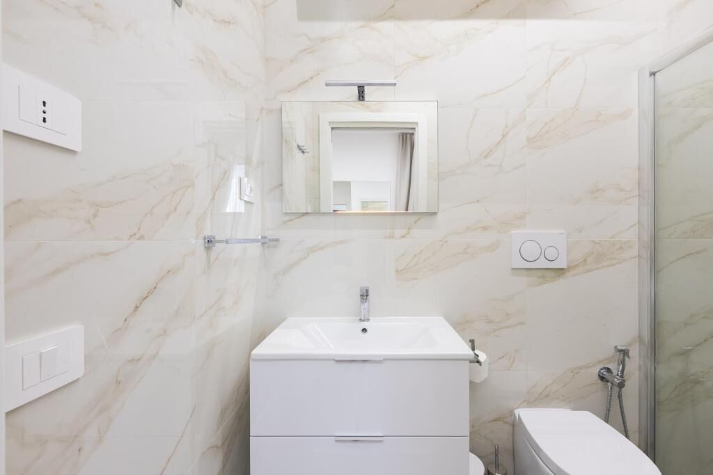 Dreibettzimmer | Badezimmer | Dusche, kostenlose Toilettenartikel, Haartrockner, Handtücher
