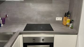 Een koelkast, een microgolfoven, een oven, een kookplaat